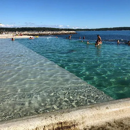Luna Met Airco Wifi En Zwembad Apartamento Novigrad Istria